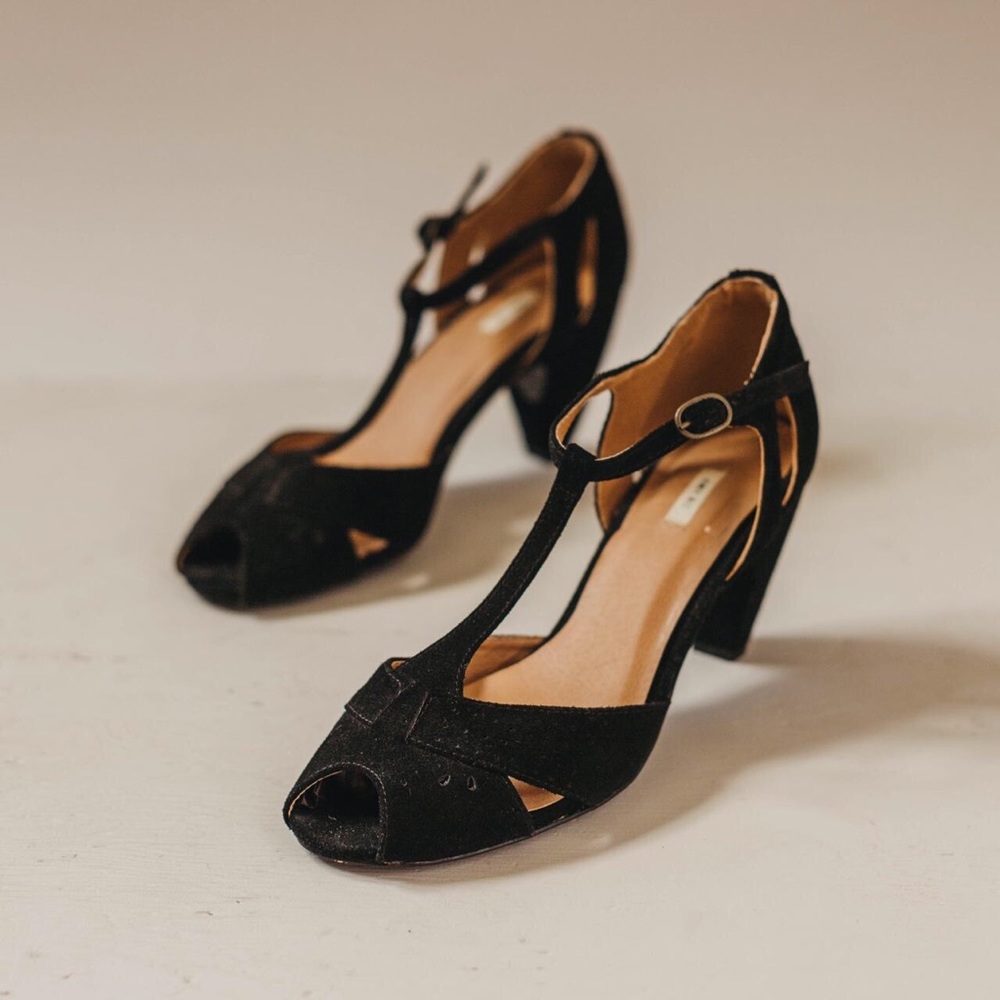 Retro 50s Inspired Faux Suede T-Strap Peep Toe Kitten Heels